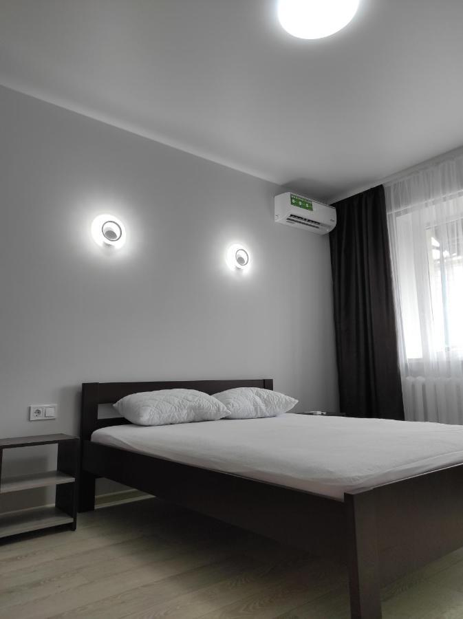 2 Комнатная С Новым Ремонтом, Кондиционером, В Самом Центре Rivne Extérieur photo